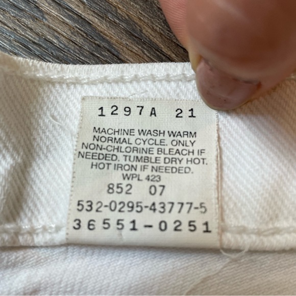 Vintage Levi’s 551 Relaxed Fit Shorts - Picture 6 of 7